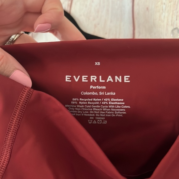 Everlane perform crop and bra set - Picture 9 of 9